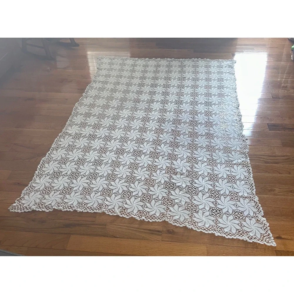 Vintage Handmade Crochet Lace Tablecloth Pinwheel Medallion Cream 48